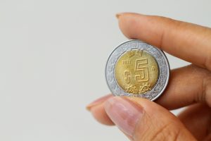 El peso mexicano mantiene estabilidad frente al dólar en el cierre del primer trimestre de 2026.